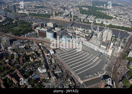 Luftaufnahme von Waterloo Station und London Eye, Großbritannien Stockfoto