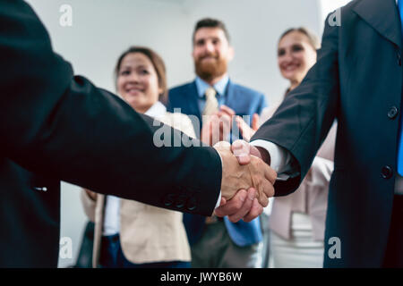 Nahaufnahme der Handshake der beiden Business Männer, nachdem eine wichtige Vereinbarung Stockfoto