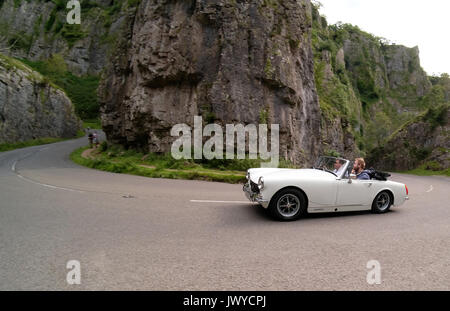 Am 13. August 2017 - White MG Midget restaurierte Oldtimer klettern Hufeisen in Cheddar Gorge Somerset biegen. Stockfoto