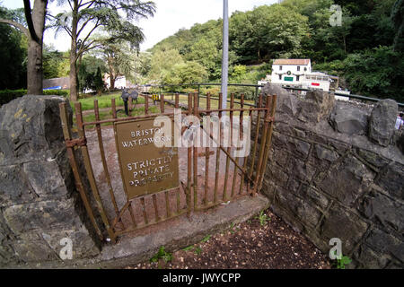 Am 13. August 2017 - Bristol Wasserwerk Zeichen auf einem alten Metal Gate durch die Teiche in Cheddar Gorge Somerset. Stockfoto