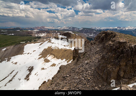 Ein Blick nach Süden vom Gipfel des Schlafenden Indische, aka Sheep Mountain, der größeren Gros Ventre Berggipfel und der Wind River Mountains in der Stockfoto