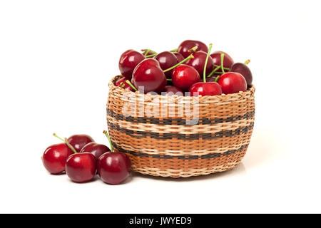 Rote reife Kirschen in einem Korb Stockfoto