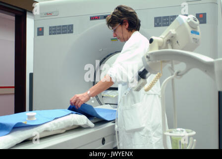 Arzt Durchführung einer MRT Magnetresonanztomographie Stockfoto