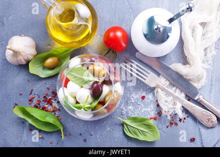 Caprese Salat in Glasschale und auf einem Tisch Stockfoto