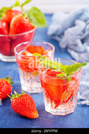 Erdbeer Drink im Glas und auf einem Tisch Stockfoto