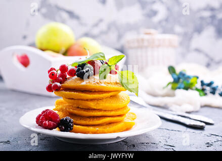 Süße Pfannkuchen mit Beeren auf der Platte Stockfoto