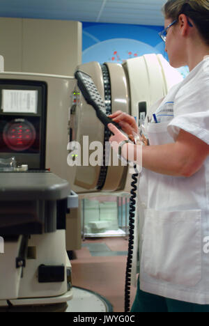 Arzt Durchführung einer MRT Magnetresonanztomographie Stockfoto