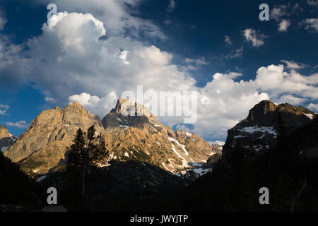 Regenwolken über dem Dom Gruppe von Teton Berge steigen über den Silhouetted North Fork von Cascade Canyon. Der Grand Teton National Park, Wyom Stockfoto