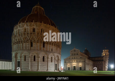 Romanische Battistero di San Giovanni (Taufbecken von St. John), Kathedrale Metropolitana Primaziale di Santa Maria Assunta (Pisa Kathedrale) und Torre Stockfoto