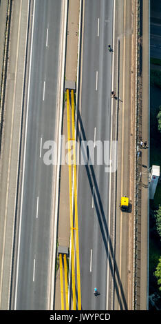 40 Brücke gesperrt, geblockt Ruhrschnellweg, Rhein, Überführung, Infrastruktur, Straßen, Brücke Neukamp, Autobahn Ausfahrt Homberg, Fußgänger auf der engen Stockfoto