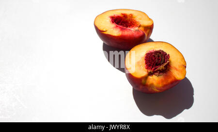 Nektarine. Nektarine auf weißem Hintergrund. Süße frische Früchte. Stockfoto