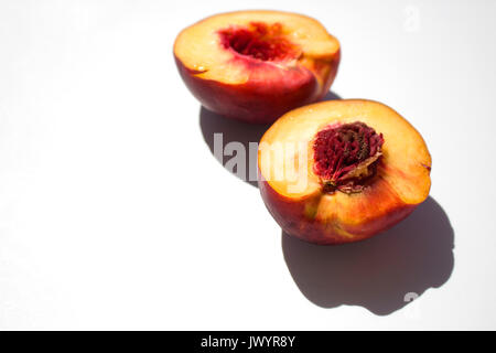 Nektarine. Nektarine auf weißem Hintergrund. Süße frische Früchte. Stockfoto