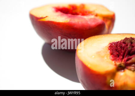 Nektarine. Nektarine auf weißem Hintergrund. Süße frische Früchte. Stockfoto