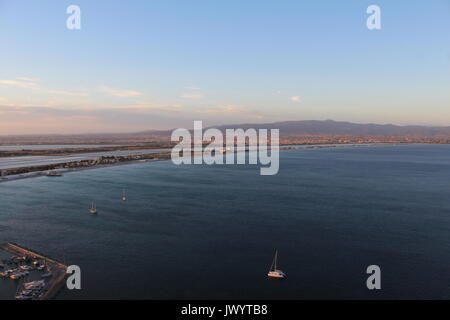 Golf von Cagliari - Strand Poetto - Saline - Panorama vom Fahrersitz aus 'Devil - Sella del Diavolo" 2017 Stockfoto