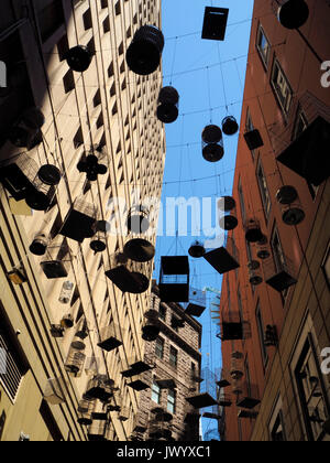 Hängende Käfige zwischen Wolkenkratzer in Sydney, Australien. Stockfoto