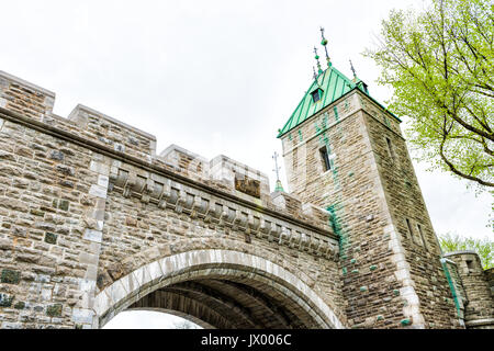 Quebec City, Kanada - 29. Mai 2017: Altstadt Straße mit Gate Arch Stockfoto