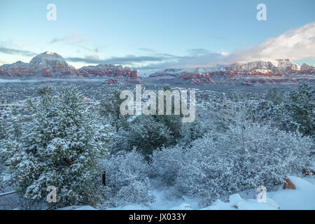 Pamoramic Ansicht von Sedona und seinen berühmten roten Felsen nach Schneefall, Dämmerung, zeigt Thunder Mountain/Capitol Butte, Kaffeekanne Rock Stockfoto