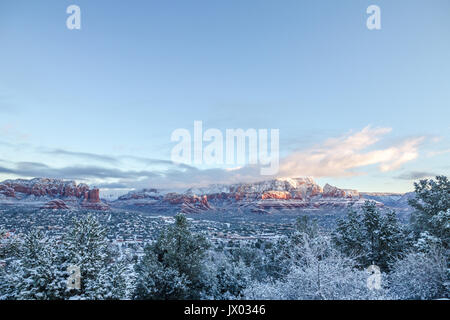 Blick nach Norden über Sedona nach Januar Schnee in Richtung Red Rock Secret Mountain Wilderness und Thunder Mountain vom Flughafen Mesa in der Morgendämmerung. Stockfoto