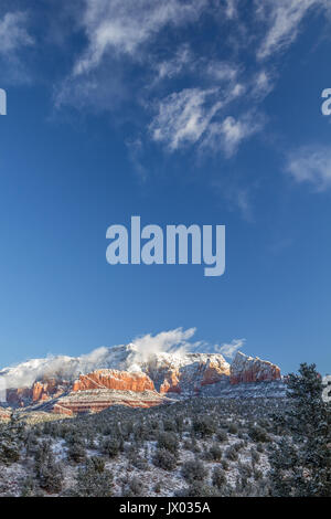Red Rock Secret Mountain Wilderness nach Schneefall, Sedona, AZ. Bild vertikal mit strahlend blauen Himmel bietet Platz kopieren. Stockfoto