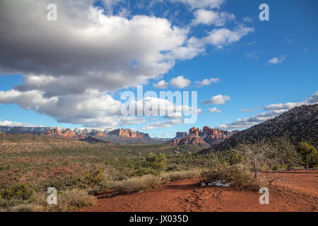 Panoramabild des roten Felsens Berge im Süden und Osten von Sedona einschließlich Cathedral Rock von Red Rock Loop Road. Bild horizontal mit kopieren. Stockfoto