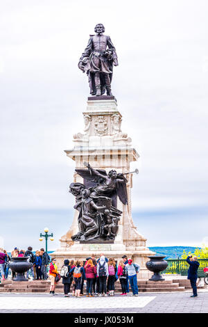 Quebec City, Kanada - 30. Mai 2017: Blick auf die Altstadt von Champlain monument Statue von Fairfmont Hotel Chateau Frontenac Stockfoto