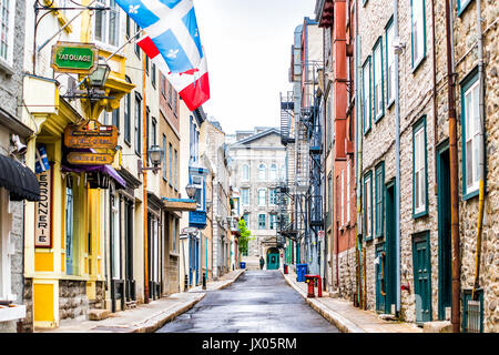 Quebec City, Kanada - 30. Mai 2017: Leere engen europäischen Straße in der oberen Altstadt Rue Garneau mit Fahnen und nasse Straße Stockfoto