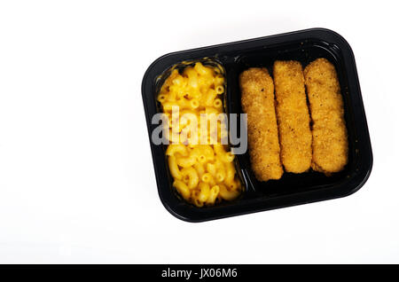 Fertiggerichte und Käse mit Huhn Finger in Plastikschale auf weißem Hintergrund gekocht, isoliert. USA Stockfoto