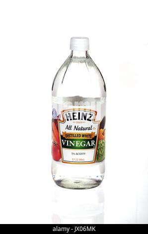 Ungeöffnete Flasche von Heinz destillierten weißen Essig auf weißem Hintergrund. USA Stockfoto
