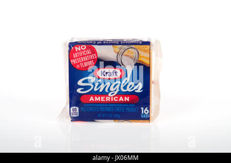 Ungeöffnete Packung von Kraft Singles gelb American Käse auf weißem Hintergrund, Ausschnitt. USA Stockfoto