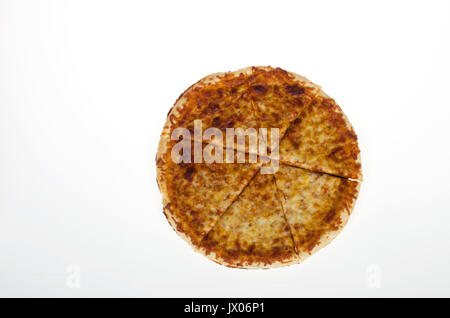Frisch ganze Käse Pizza in Scheiben geschnitten auf weißem Hintergrund gekocht, Cut-out. USA Stockfoto