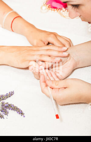 Maniküre Nägel aus den Händen der Frau vor dem Auftragen von Nagellack Stockfoto