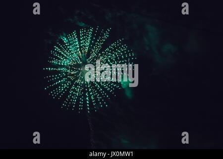 Zeitraffer Abfolge von Feuerwerk platzen Stockfoto