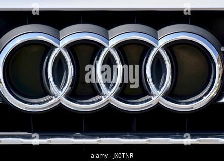 Audi Quattro Grill Anzeige der Audi Symbol Stockfoto