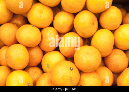 Handvoll frische Mandarinen auf Markt Stockfoto