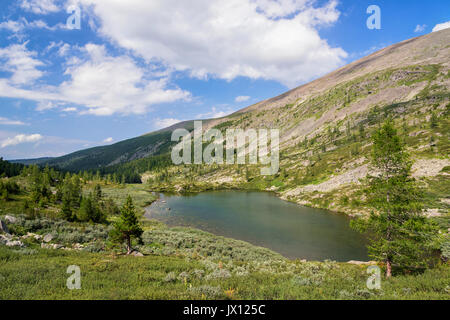 Sommer Bergwelt: Steine um Tiefen kalten Tarn (Karakolsky Seen, Altai) Stockfoto