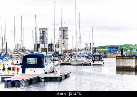 Quebec City, Kanada - 30. Mai 2017: Alte Hafen mit Bassin Louise und der Blick auf die Boote auf dem Wasser und Mann angeln Stockfoto