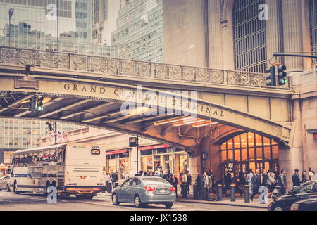 New York, USA - 26. September 2016: Außerhalb des Grand Central Terminal auf den viel befahrenen Straßen von Manhattan, New York. Stockfoto