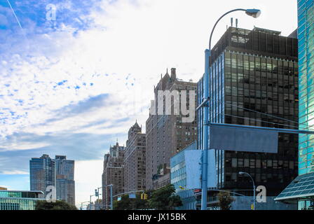 New York, USA - 26. September 2016: Gebäude säumen First Avenue mit Blick auf Lower Manhattan von der 44. Straße außerhalb der UN Plaza Gebäude. Stockfoto