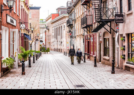 Quebec City, Kanada - 30. Mai 2017: Untere Altstadt Straße Rue du Sault-au-Matelot mit touristischen Paar auf Natursteinpflastern Stockfoto