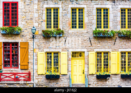 Bunte europäische Häuser aus Stein Gebäude in der alten Stadt mit Blumen im Sommer eingerichtet Stockfoto