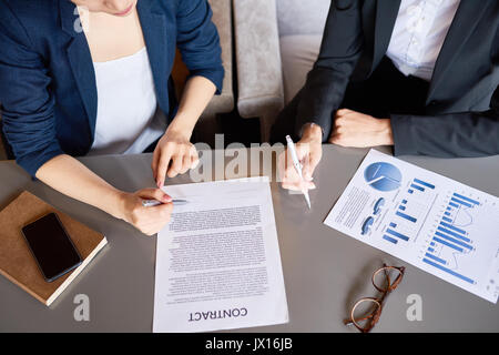 Hohe Betrachtungswinkel der unkenntlich Geschäftspartnern unterzeichnen Vertrag beim produktiven Verhandlungen im Sitzungssaal, Nahaufnahme Stockfoto