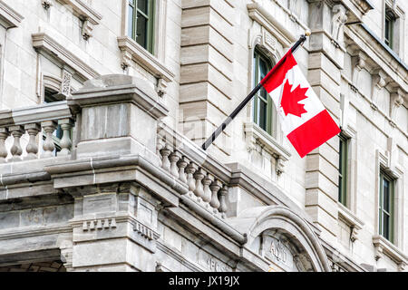 Quebec City, Kanada - 30. Mai 2017: Rot kanadischen Flagge mit maple leaf hängen an Gebäude aus Stein durch die Altstadt Straße Stockfoto