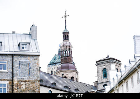 Quebec City, Kanada - 29. Mai 2017: Turm Turm der Kathedrale Notre Dame closeup mit Kreuz und Hahn Stockfoto