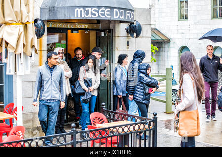 Quebec City, Kanada - 30. Mai 2017: Fort Museum mit Tour Gruppe von Menschen zu Fuß im schweren Regen mit Sonnenschirmen Stockfoto