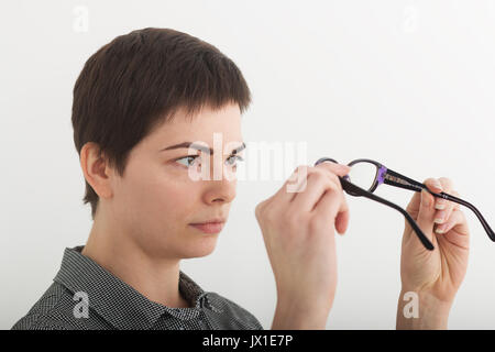 Überrascht Frau an ihre Brille suchen. Entsetzte Geschäftsfrau betont. Negative menschliche Gesicht ausdrücken, Emotion Gefühl Körpersprache Reaktion Stockfoto