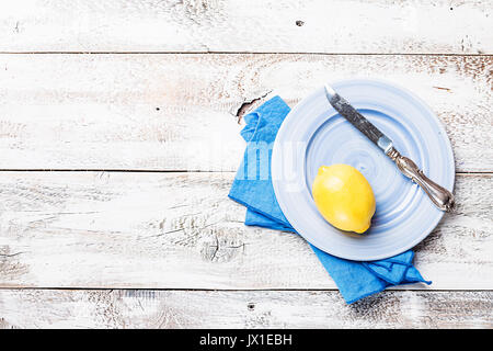 Frische Zitrone auf blauen Platte Stockfoto