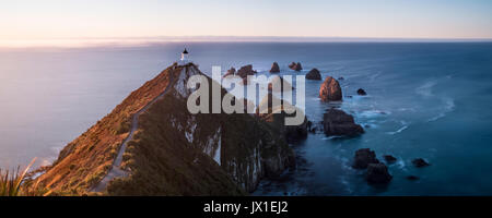 Panorama der Nuggets Point Lighthouse, die Catlins, Otago, Südinsel, Neuseeland Stockfoto