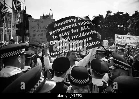 Der Tag des Zorns Protest durch Bewegung für Gerechtigkeit organisiert ging von Shepherdís Bush zur Downing Street und Parliament Square 21. Juni 2017, London, U Stockfoto