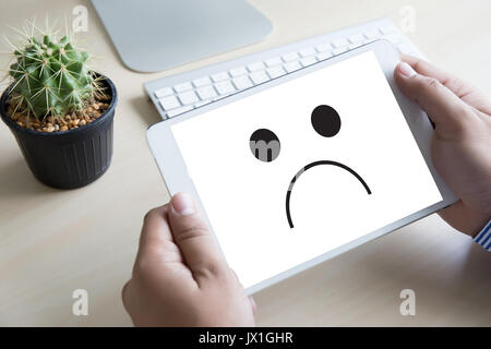 Depressive Gefühle Konzept, Smiley Emoticon gedruckt Depression und Traurigkeit traurig pessimistisch Gesicht Stockfoto