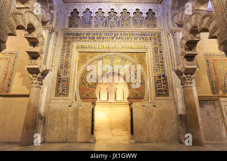 Patio de las Flores, Turm der Kathedrale von Cordoba, Spanien Stockfoto